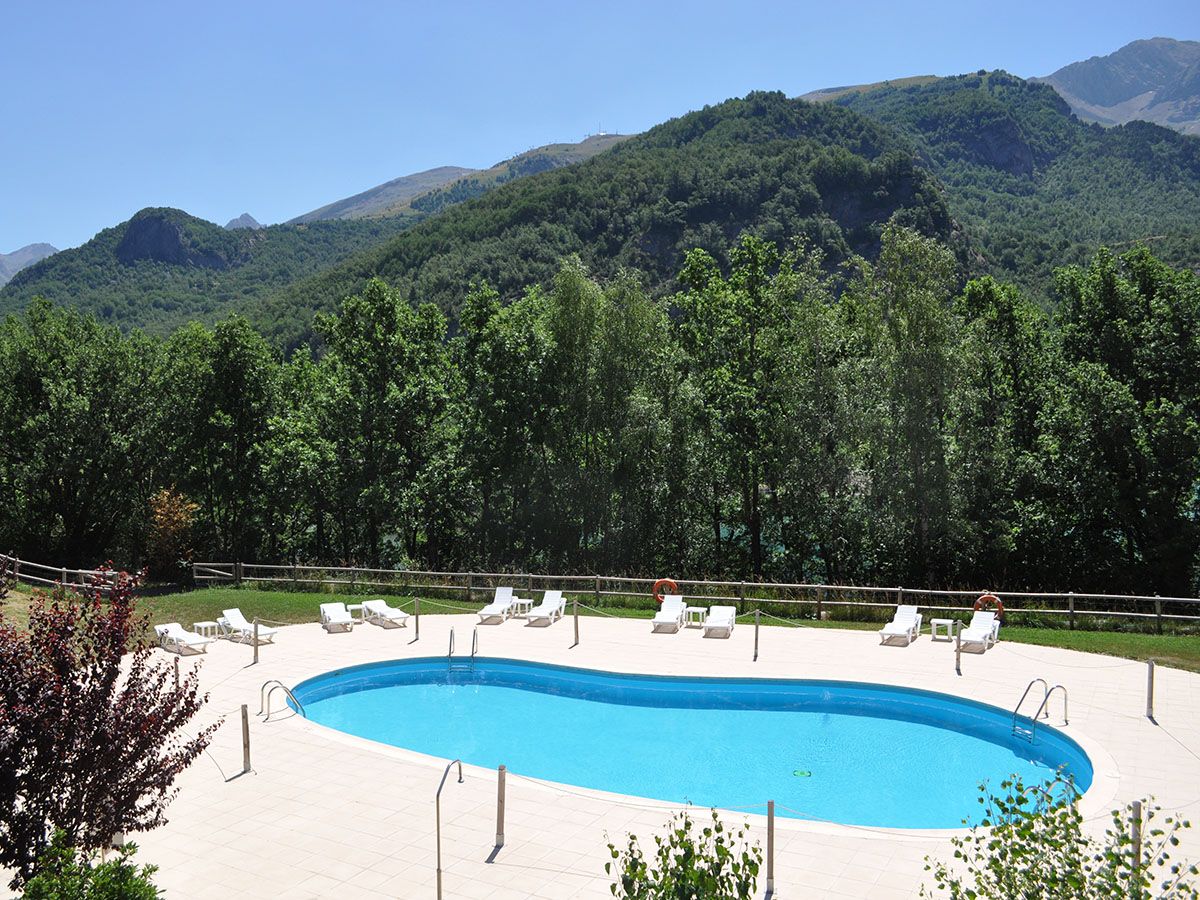 حوض السباحة