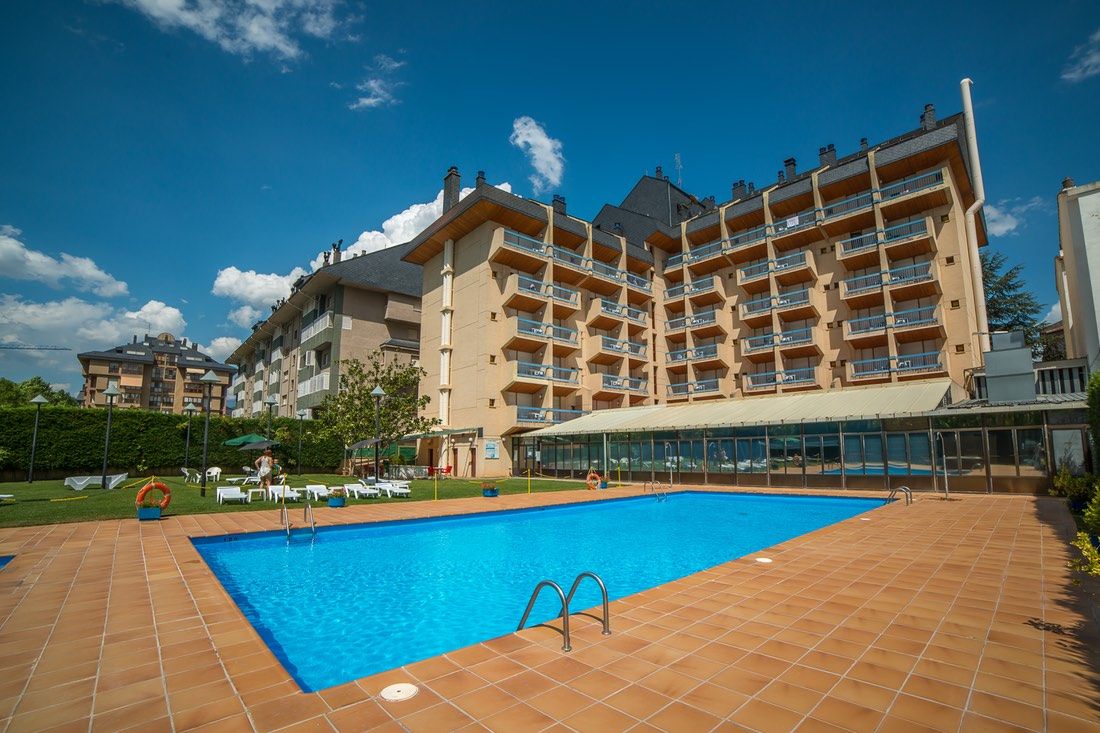 حوض السباحة