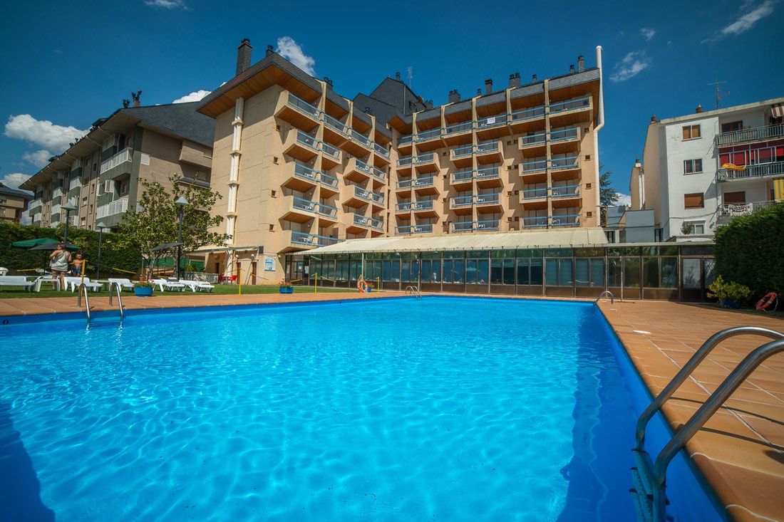 حوض السباحة