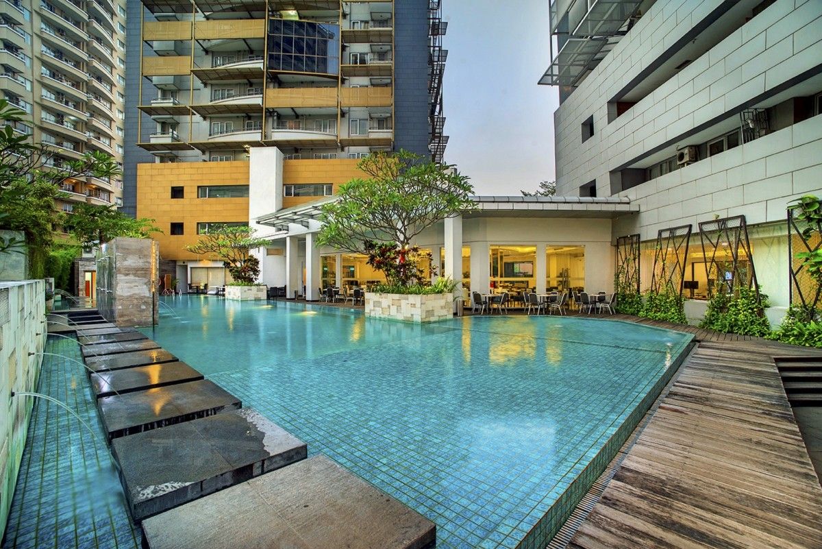 حوض السباحة