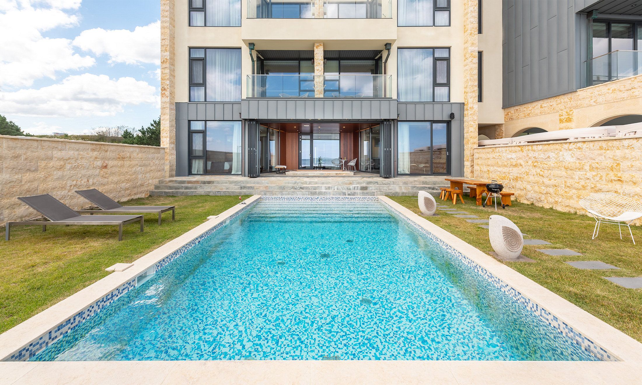 حوض السباحة