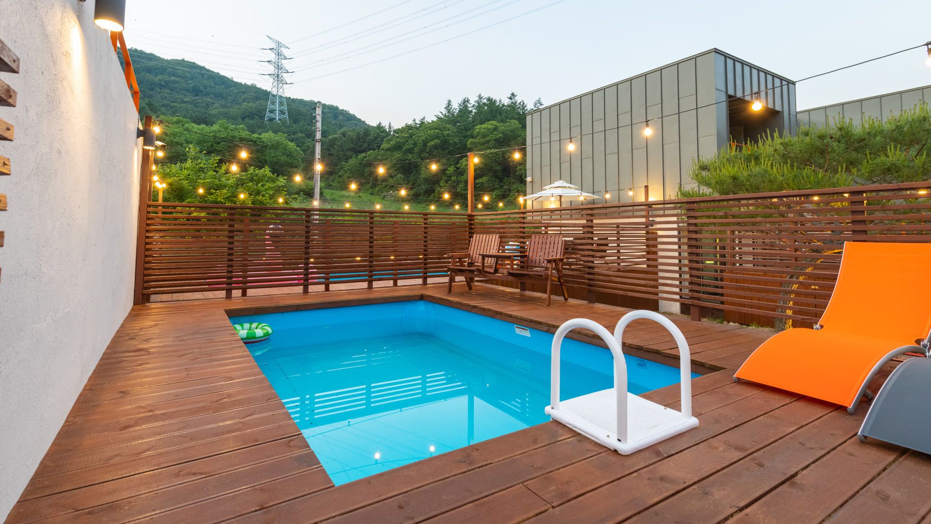 حوض السباحة