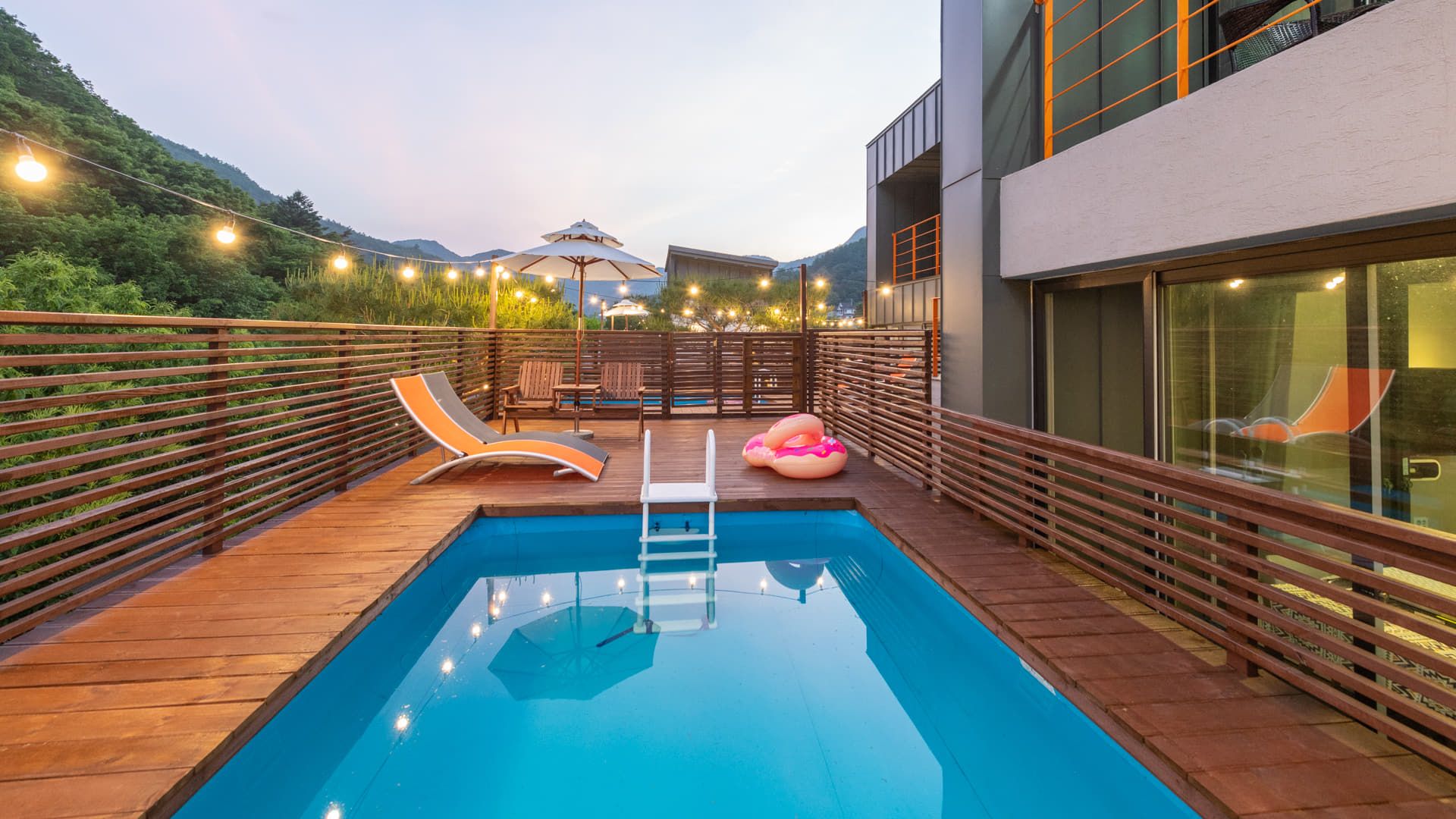 حوض السباحة