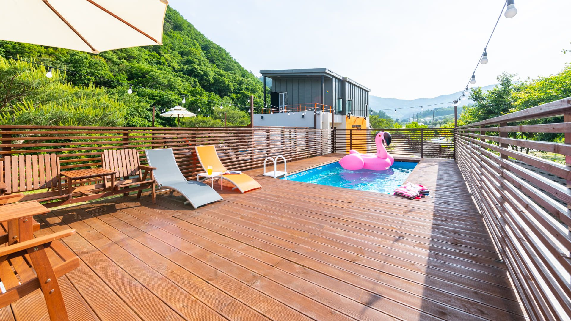 حوض السباحة