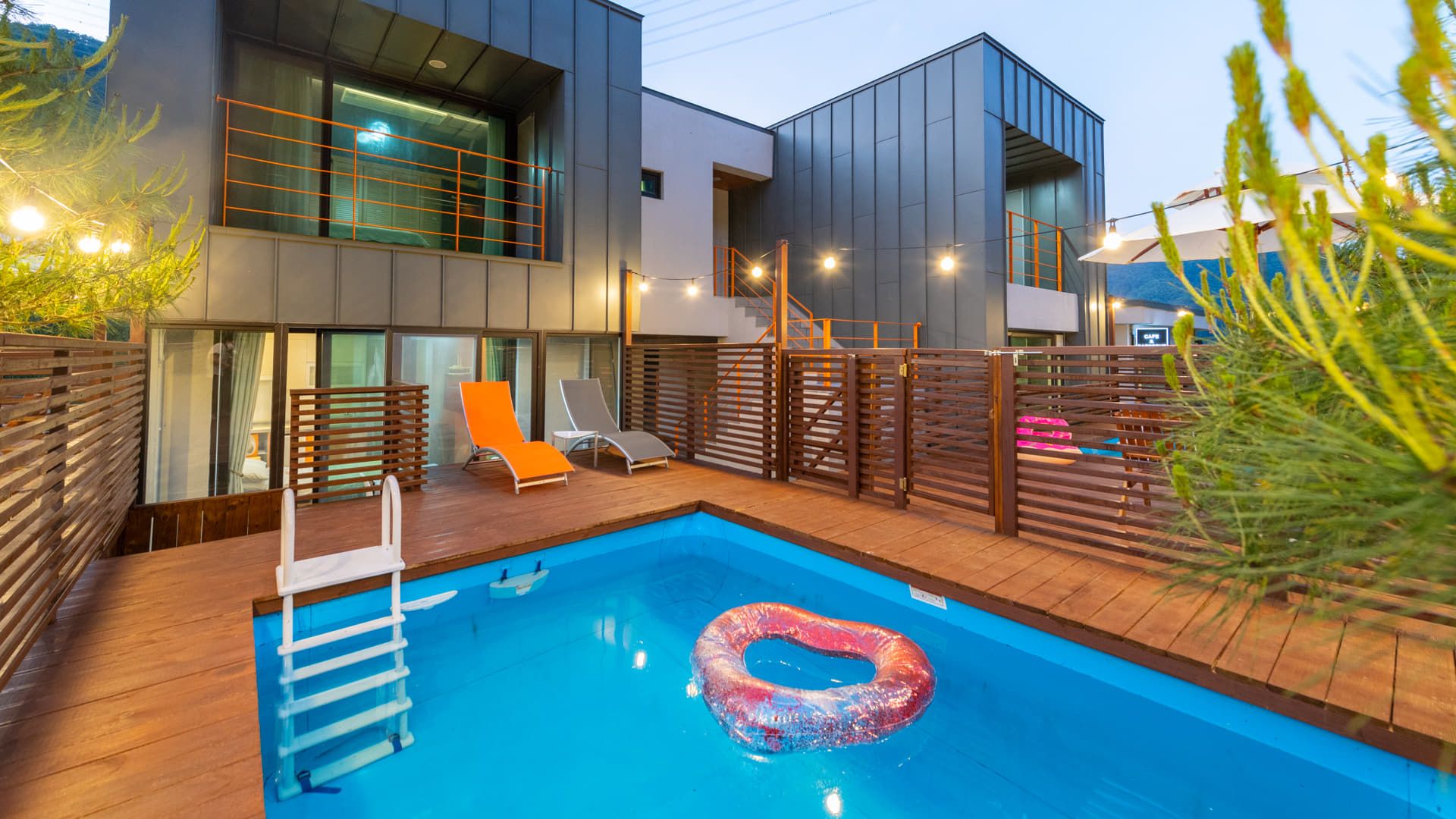 حوض السباحة