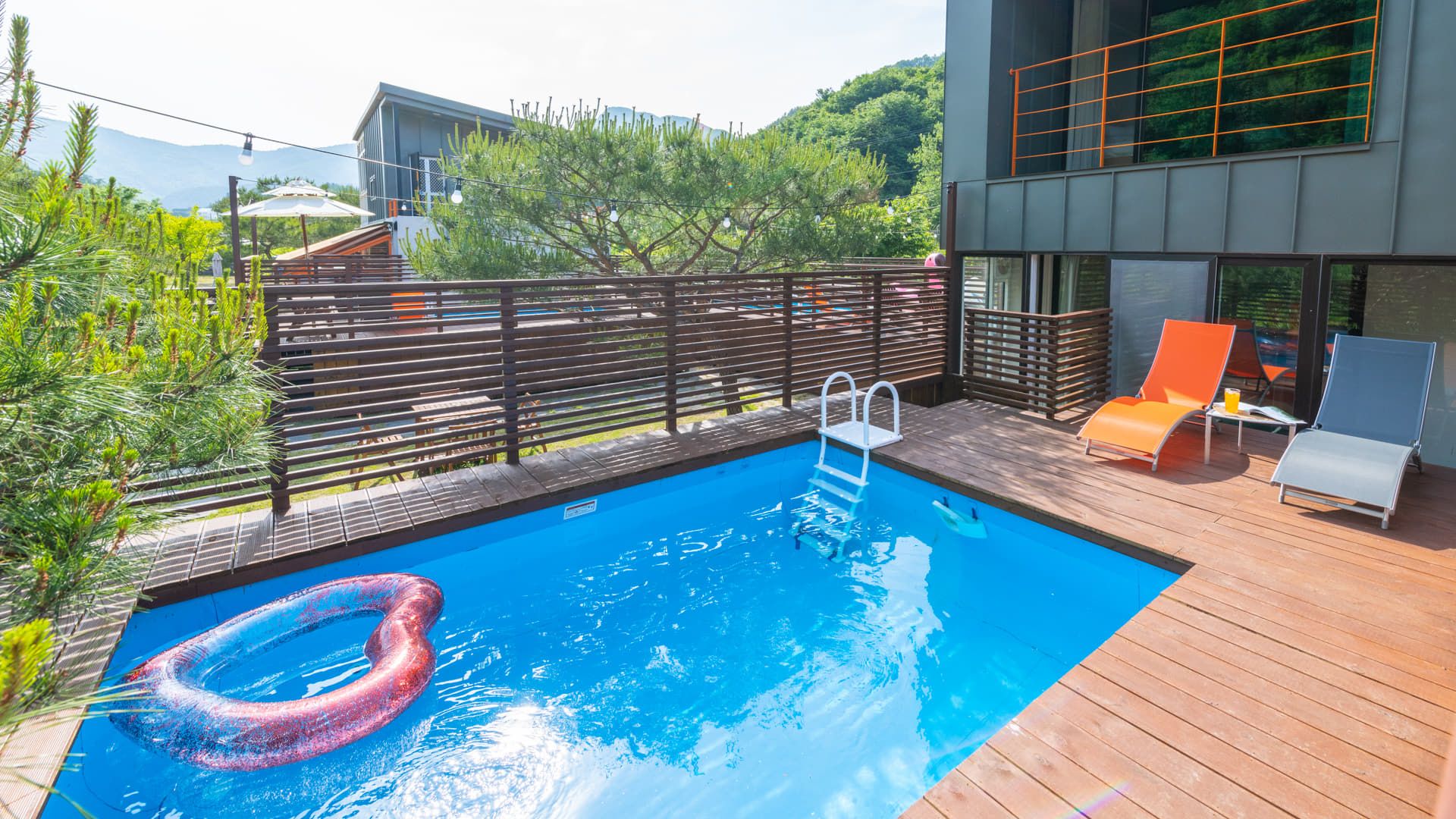 حوض السباحة