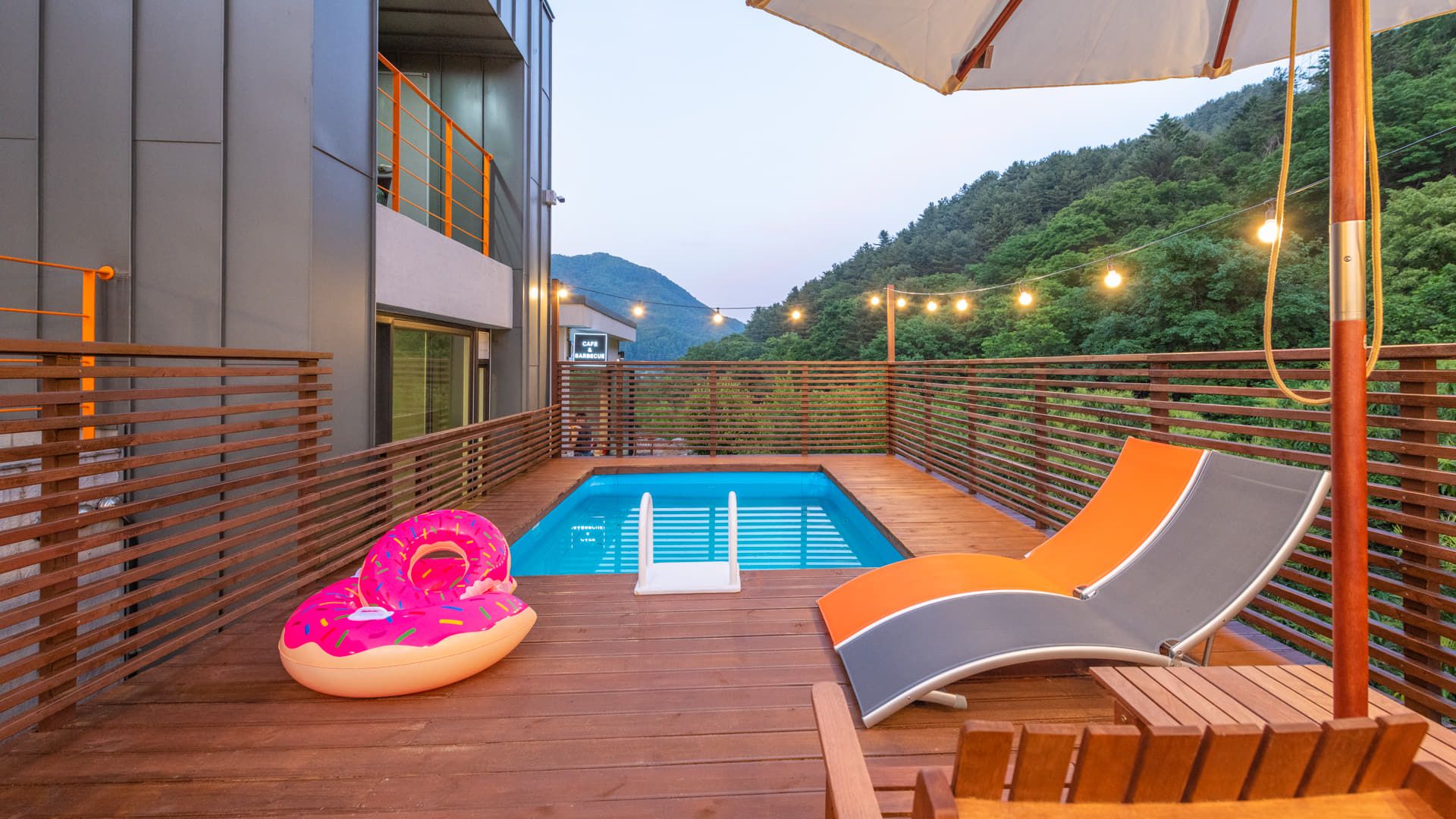 حوض السباحة