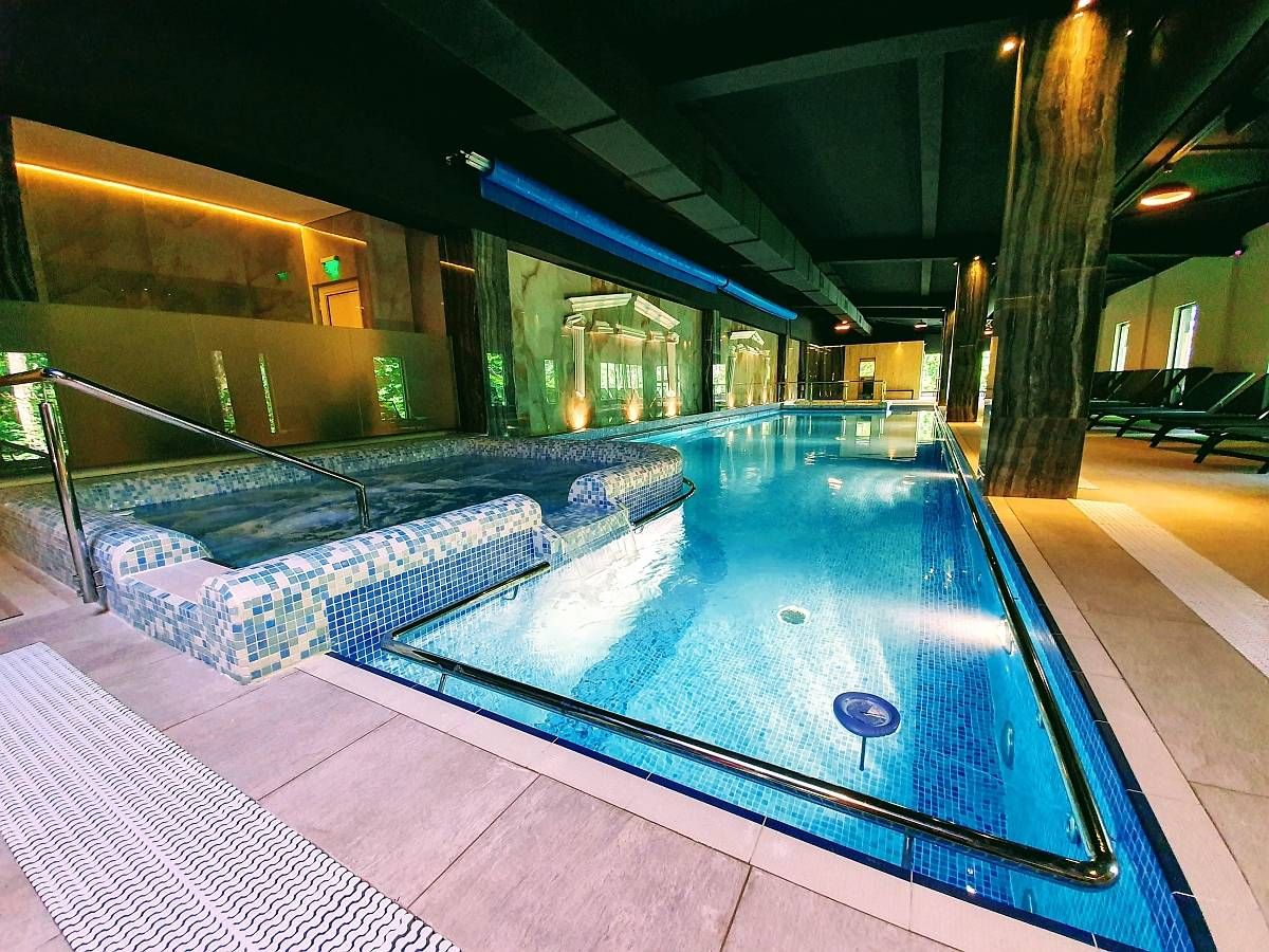 حوض السباحة