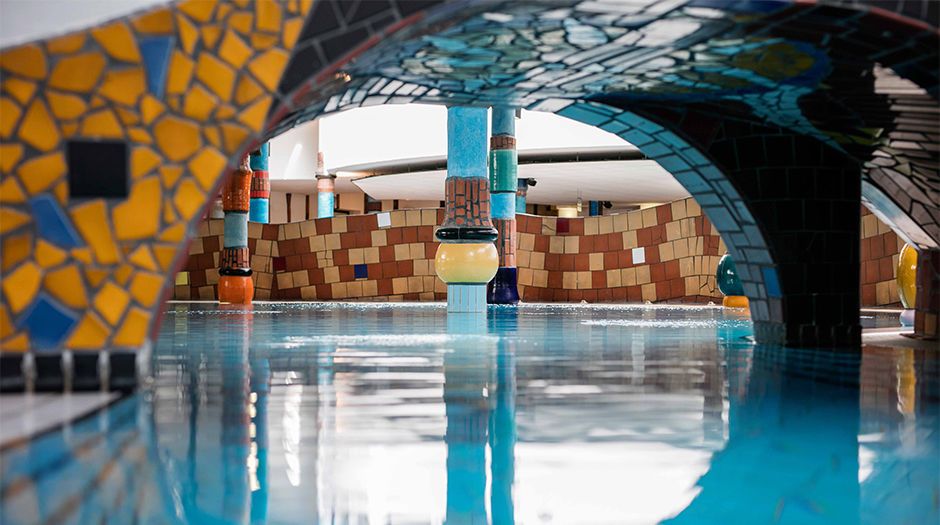 حوض السباحة