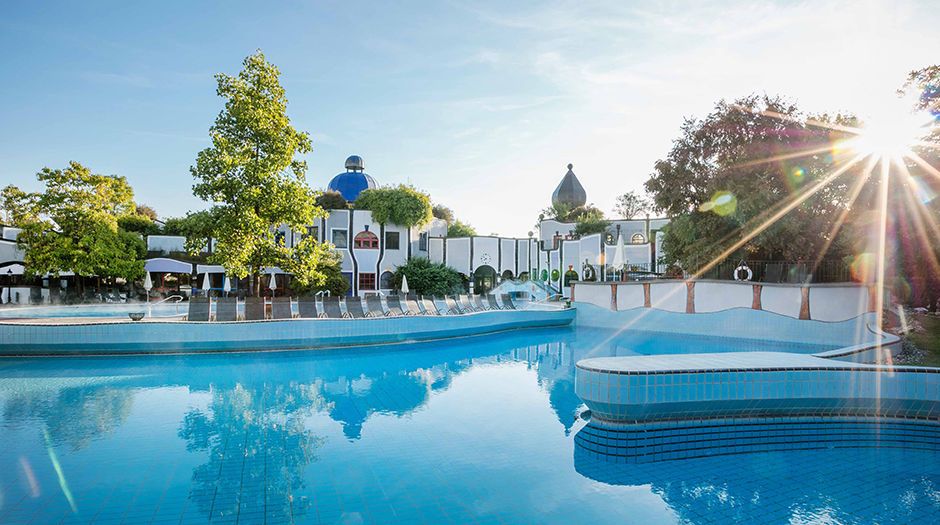 حوض السباحة