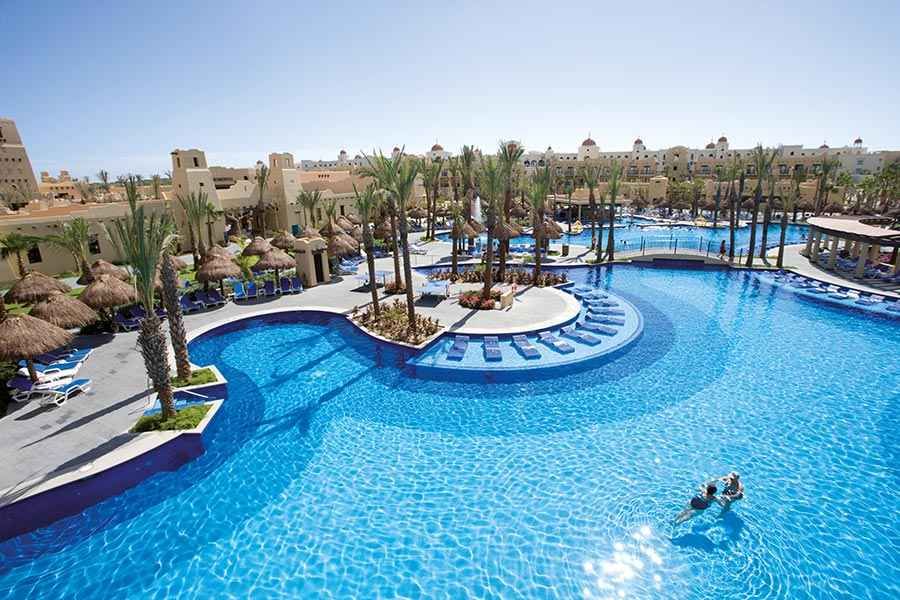 حوض السباحة