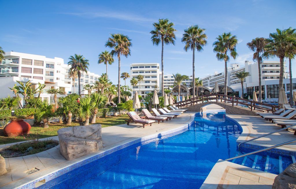 حوض السباحة