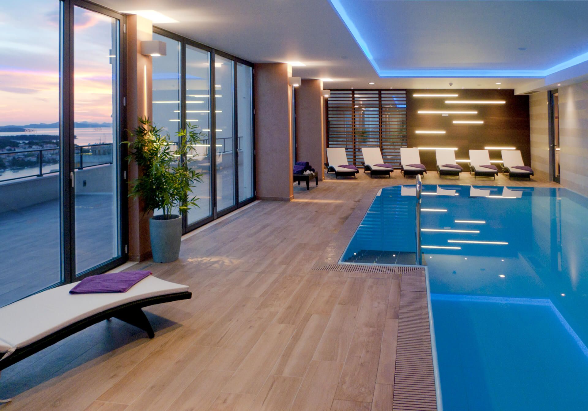 حوض السباحة