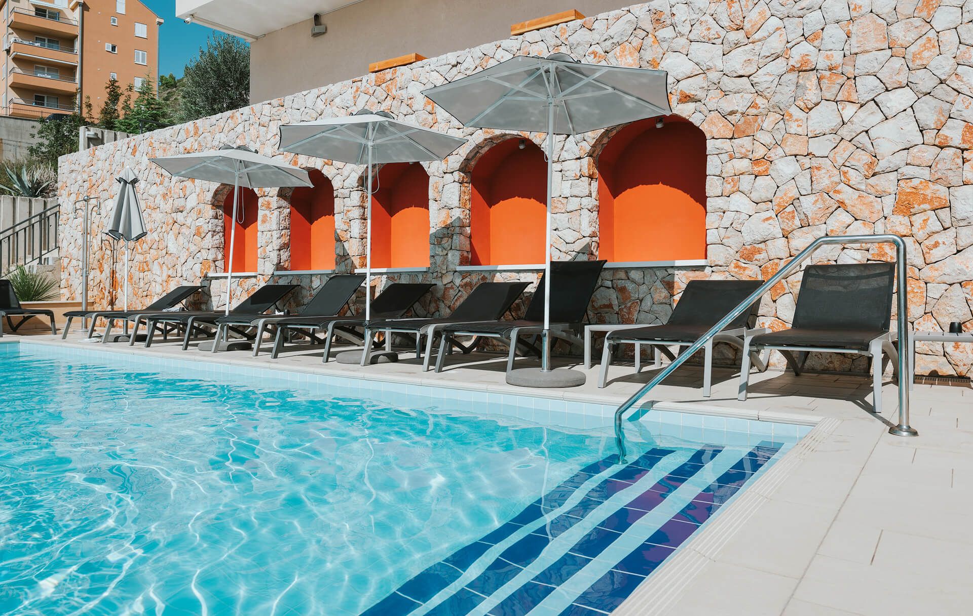 حوض السباحة