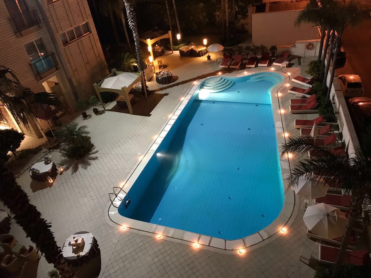 حوض السباحة
