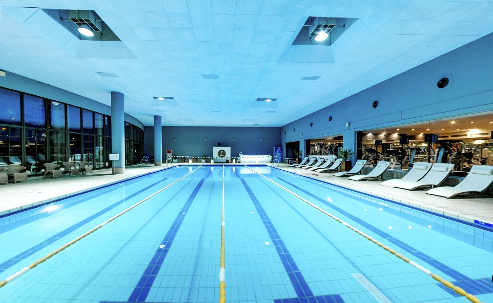 حوض السباحة