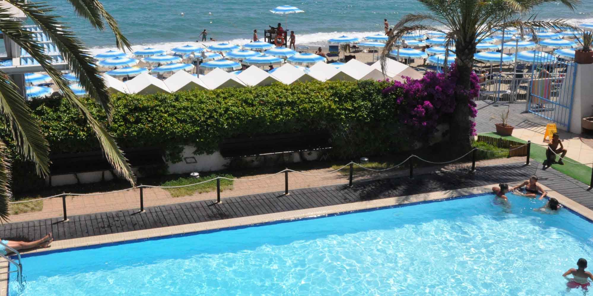 حوض السباحة