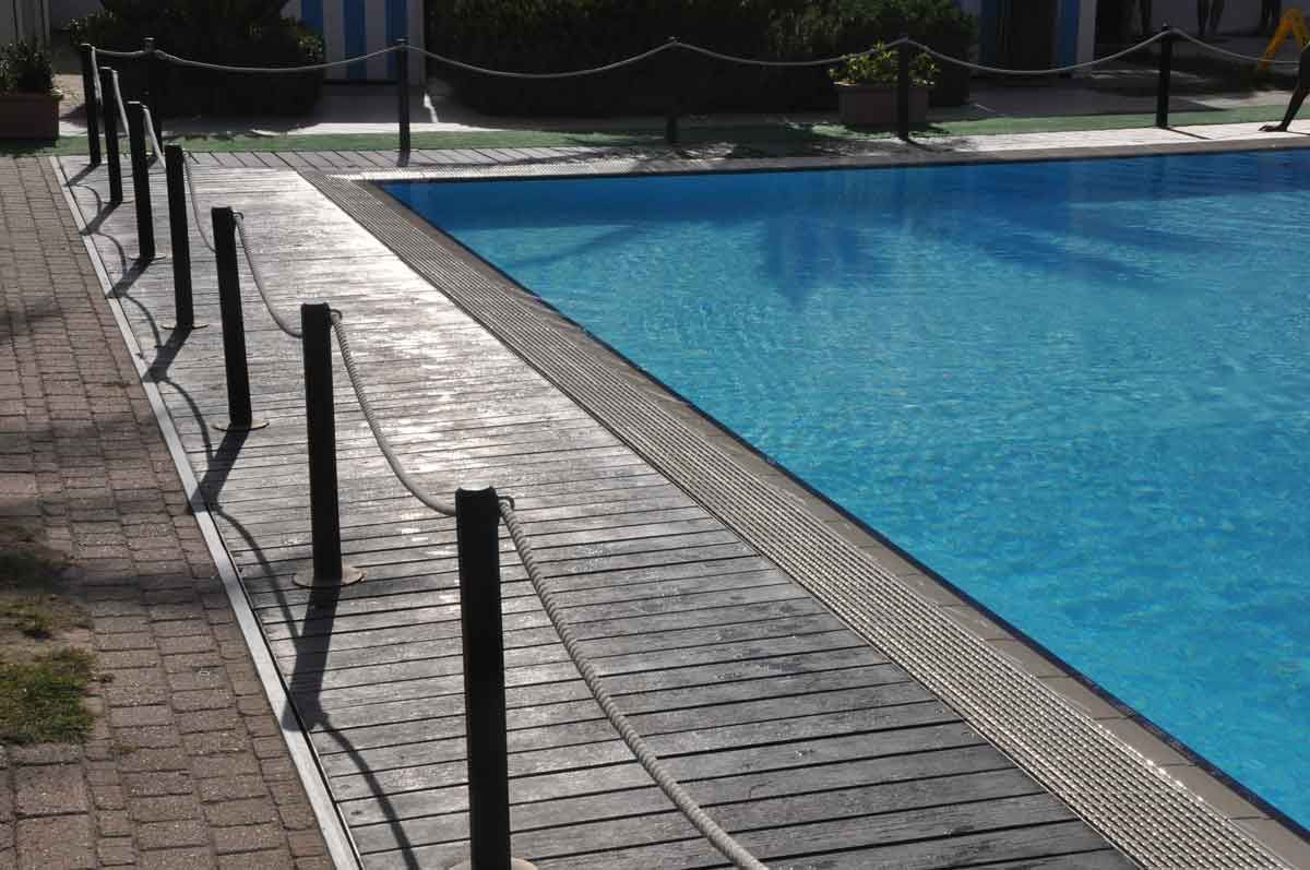 حوض السباحة