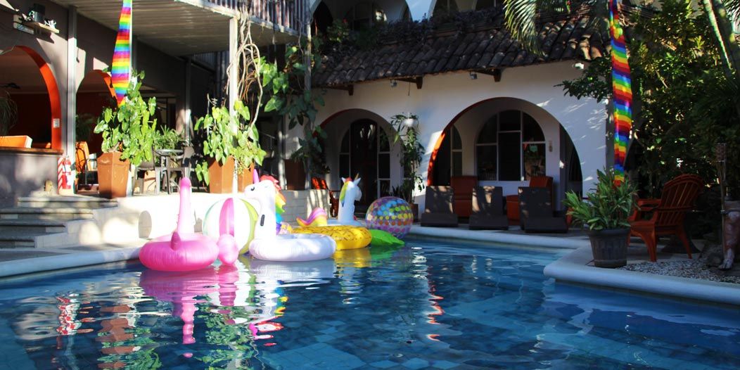 حوض السباحة