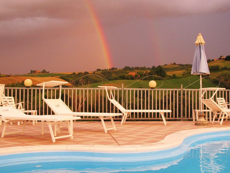 حوض السباحة