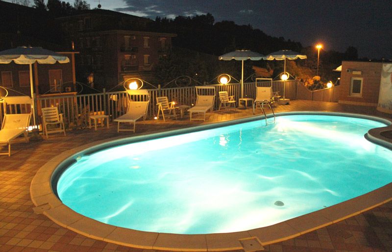 حوض السباحة