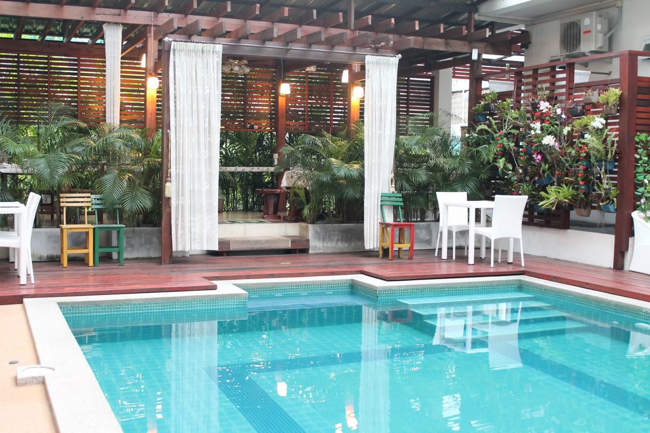 حوض السباحة