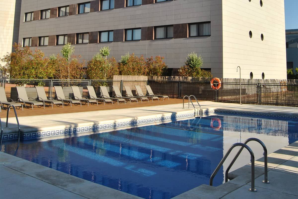 حوض السباحة