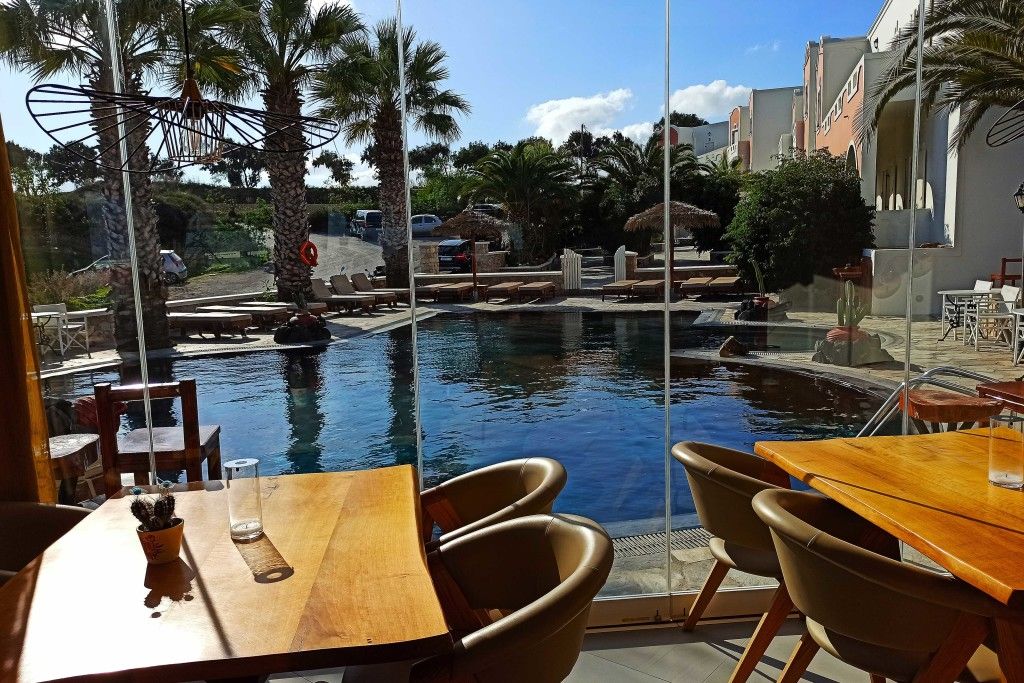 حوض السباحة