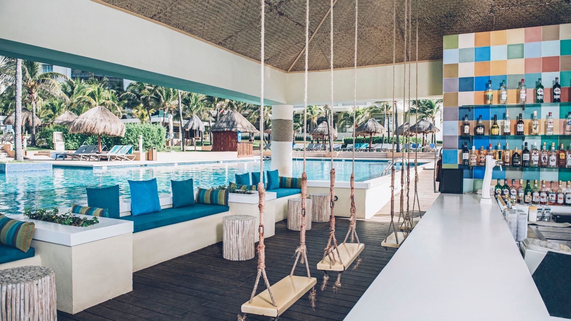 حوض السباحة