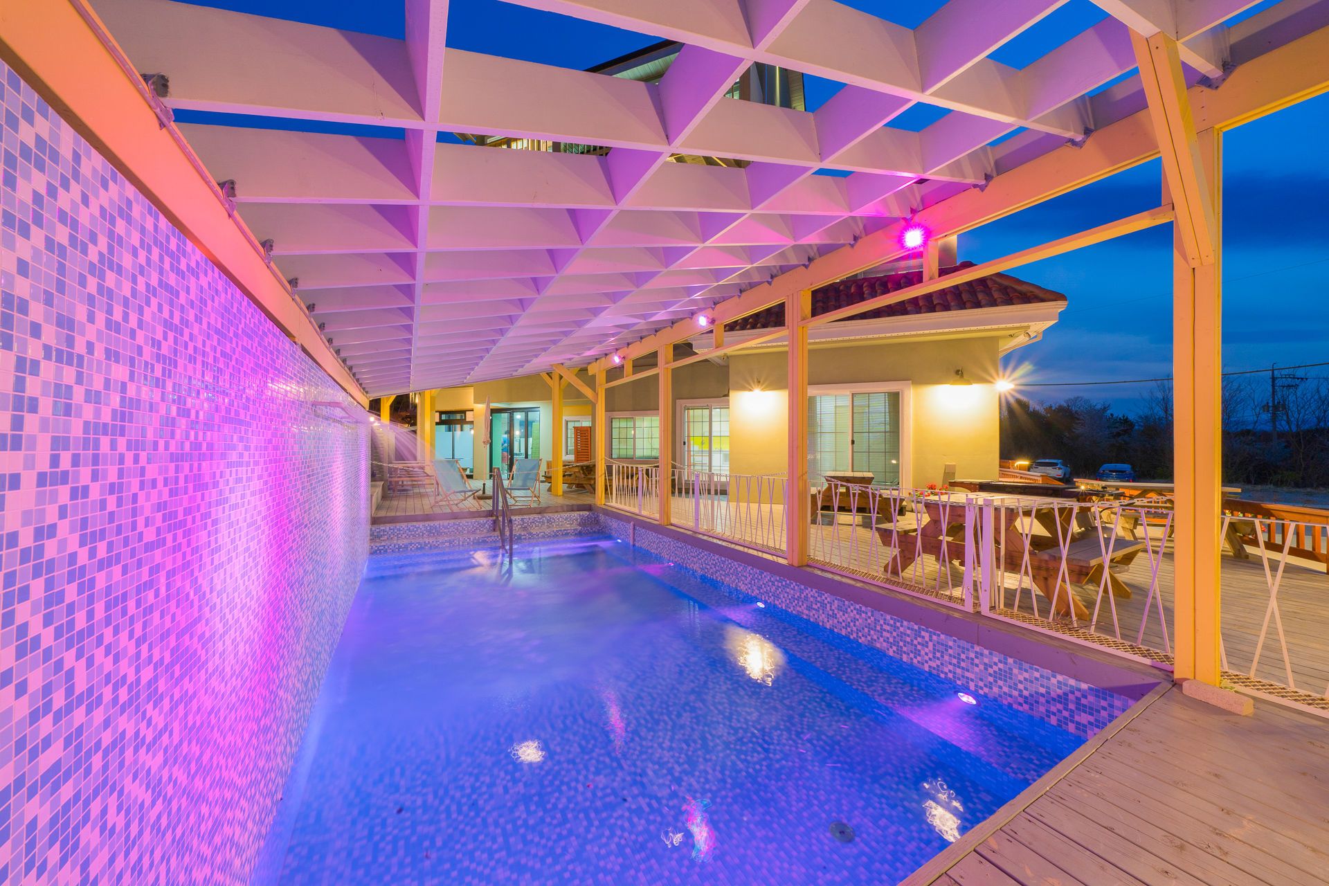 حوض السباحة