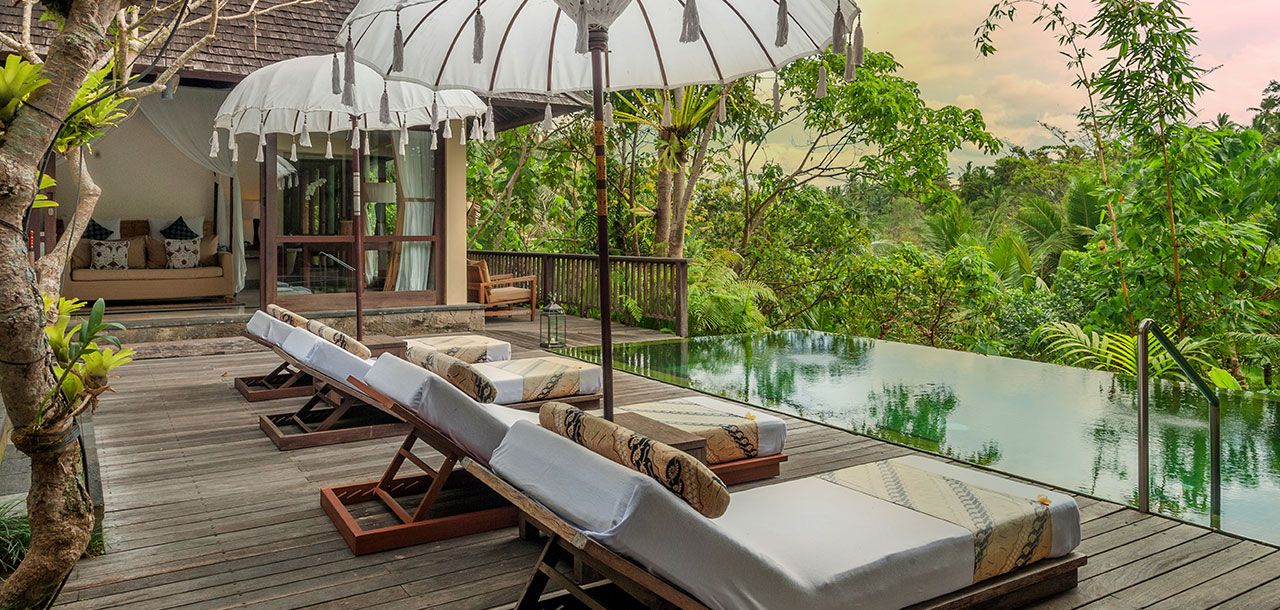 حوض السباحة