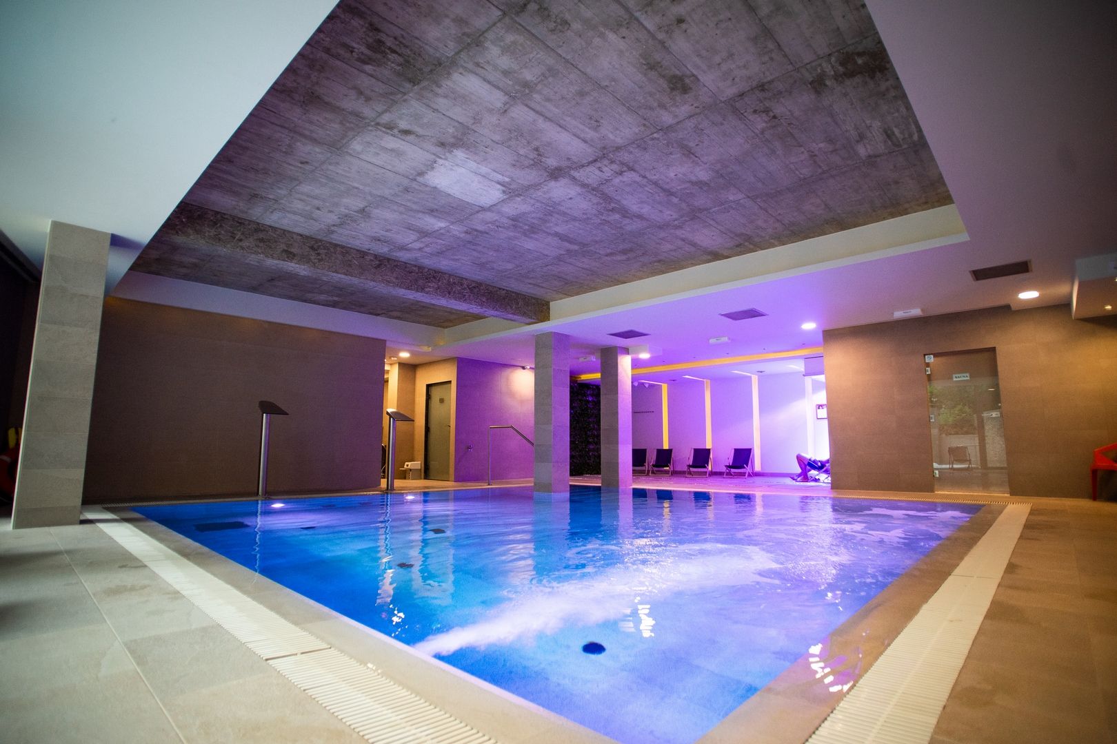 حوض السباحة