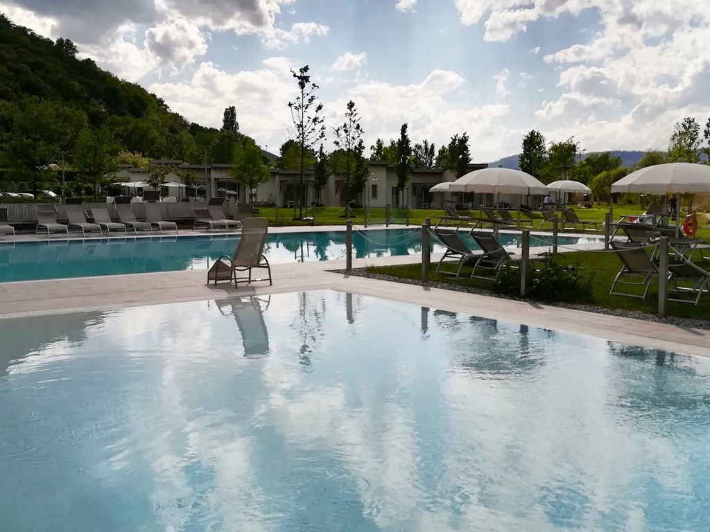 حوض السباحة