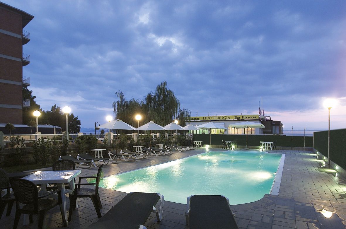 حوض السباحة