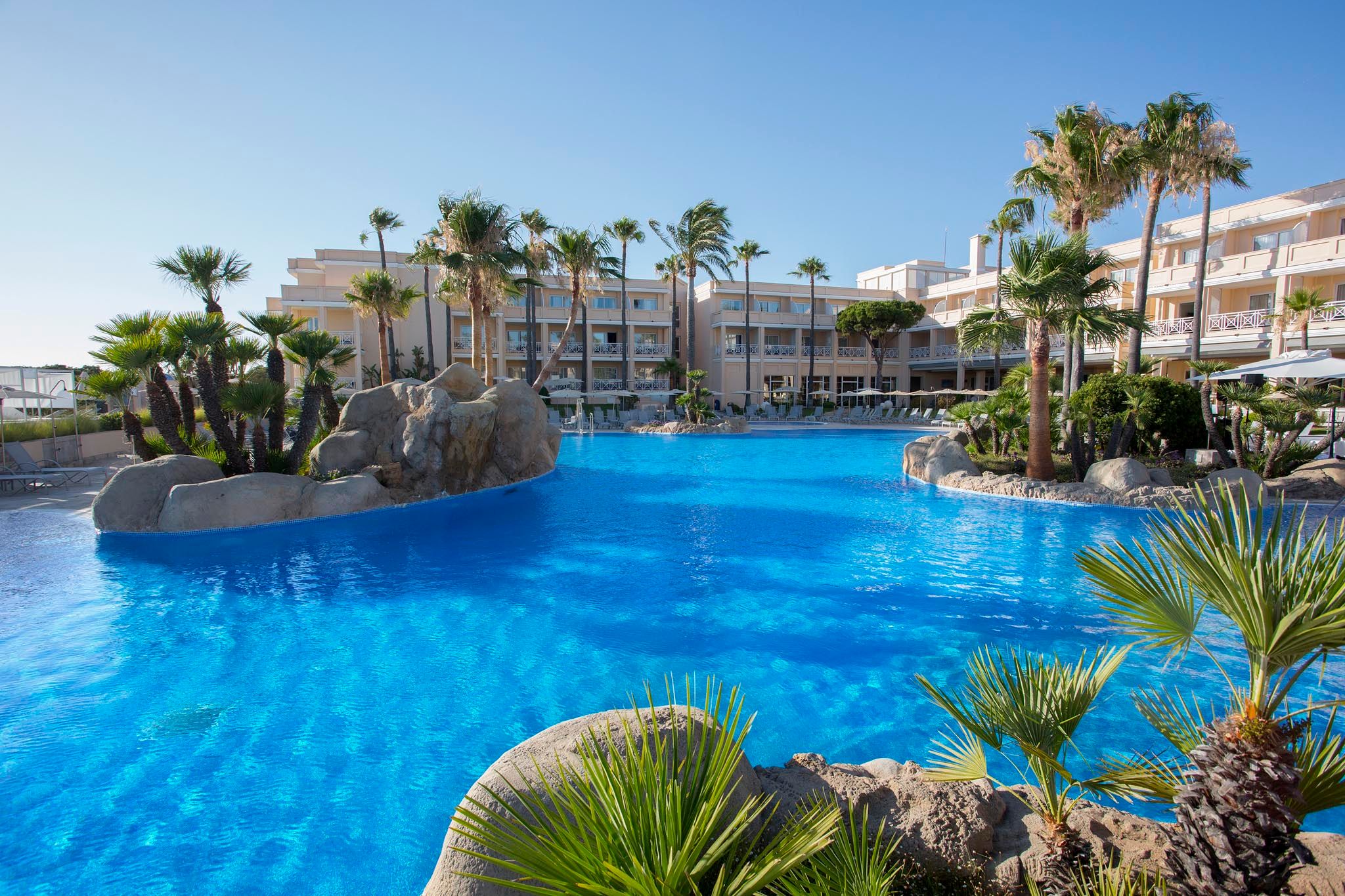 حوض السباحة