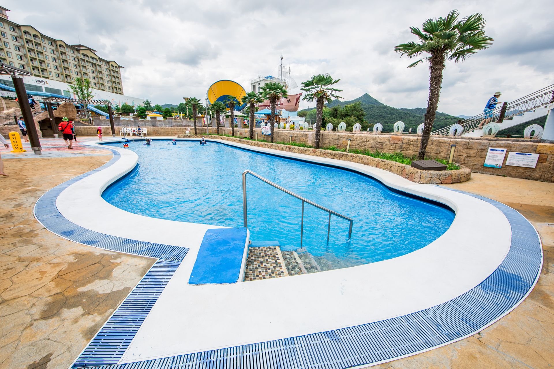 حوض السباحة