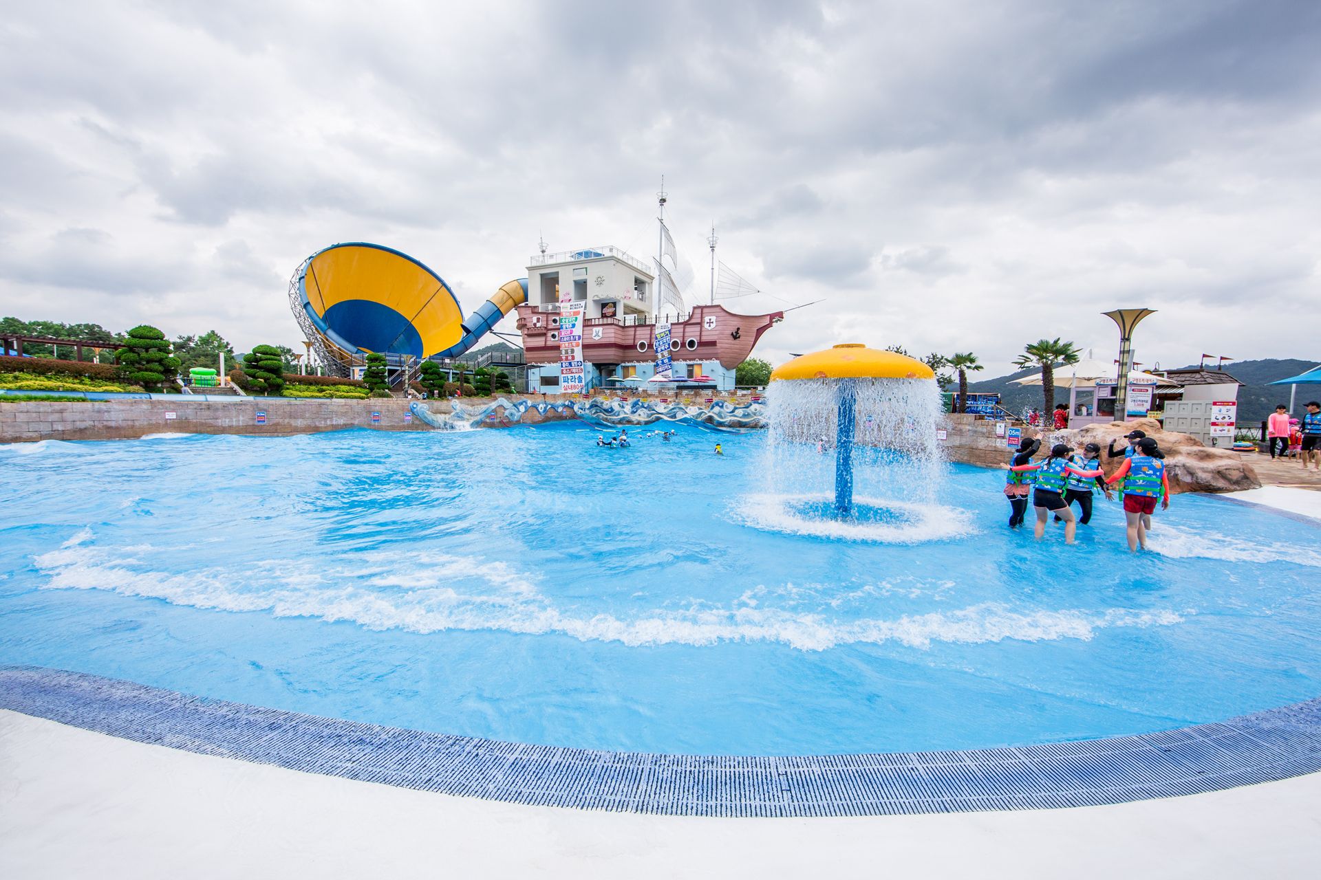 حوض السباحة