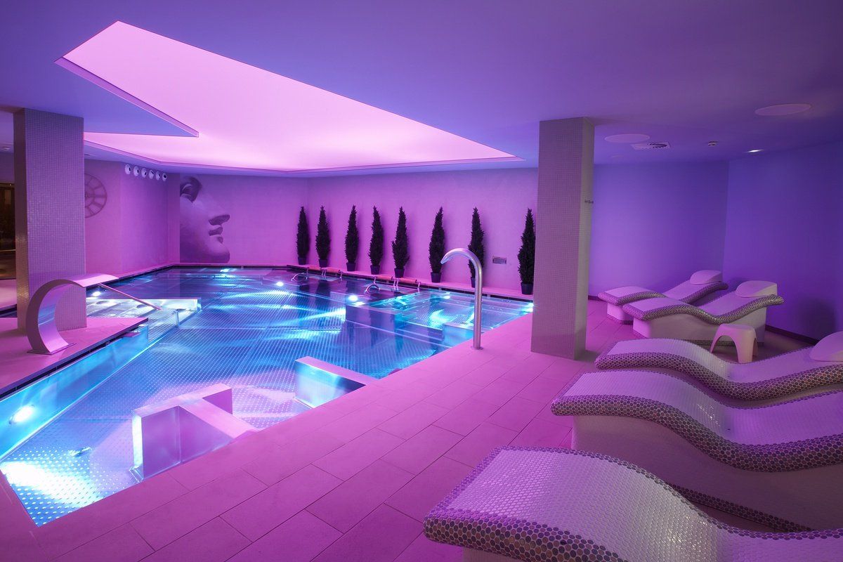 حوض السباحة