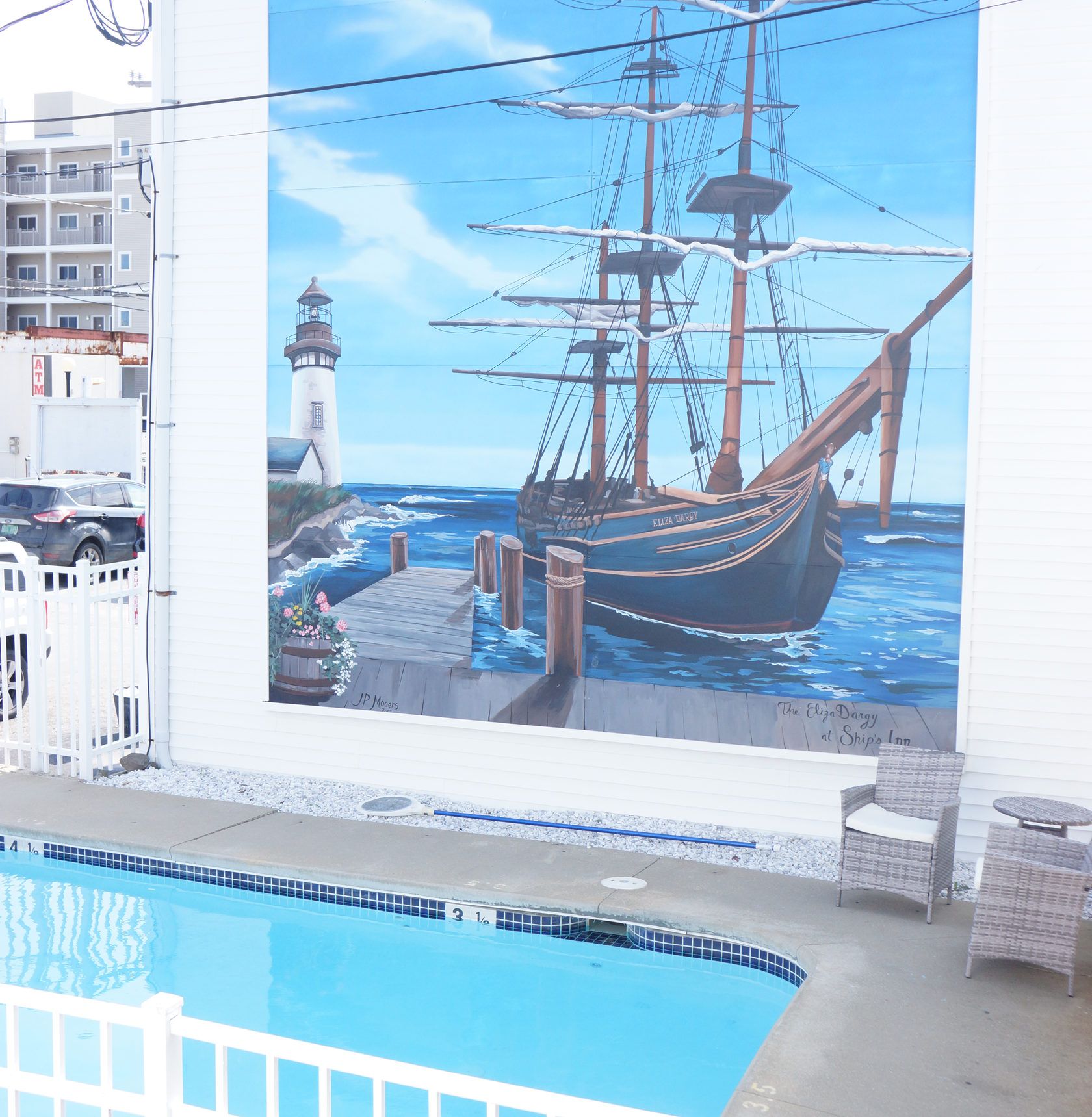 حوض السباحة