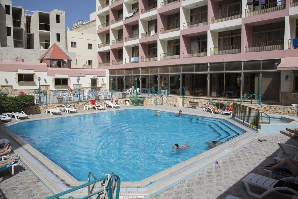 حوض السباحة