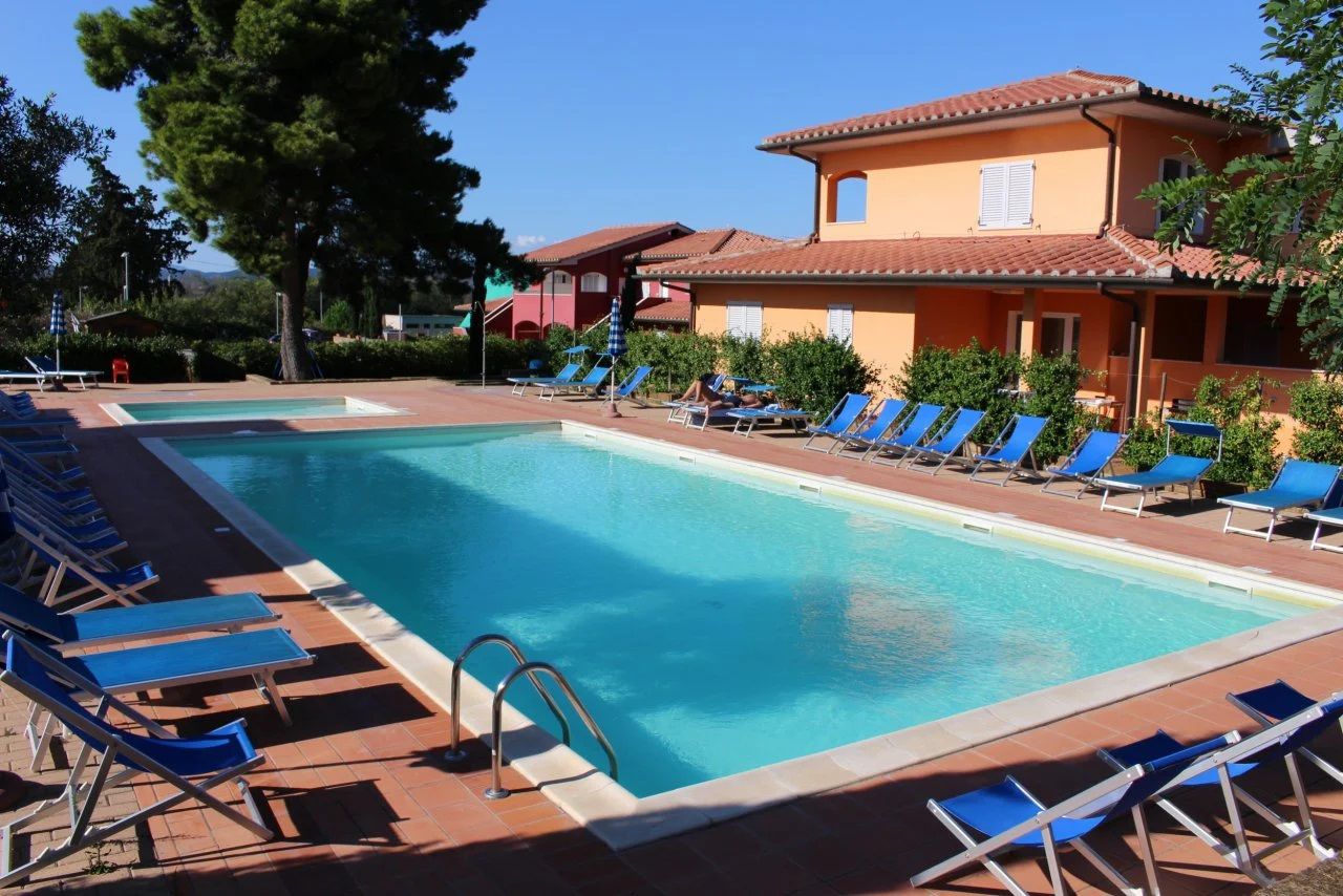 حوض السباحة