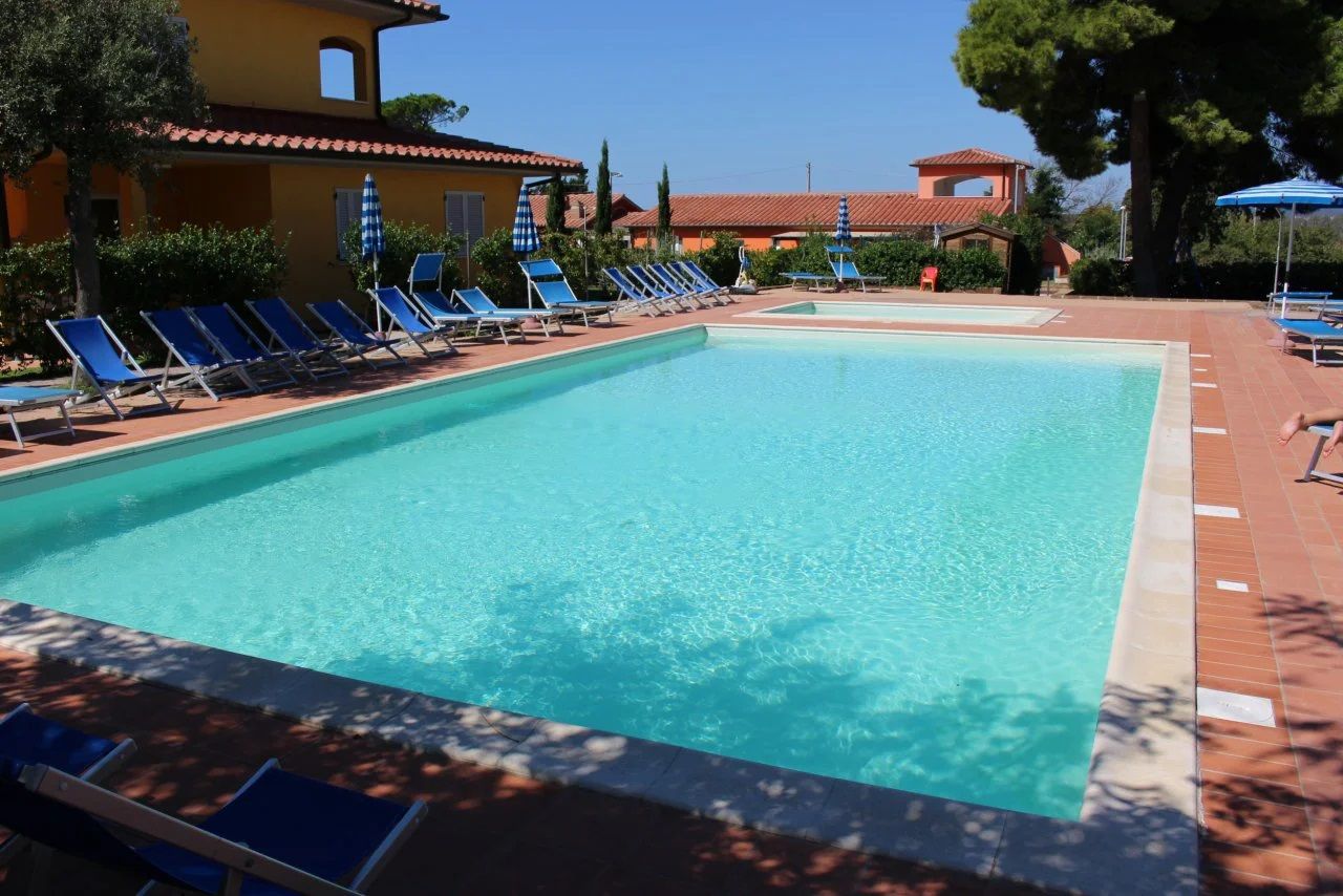 حوض السباحة