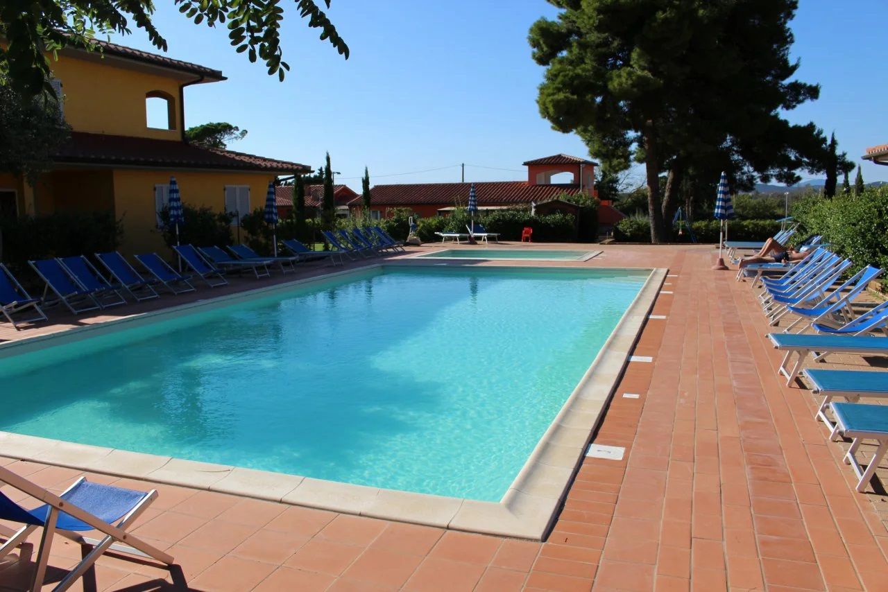 حوض السباحة