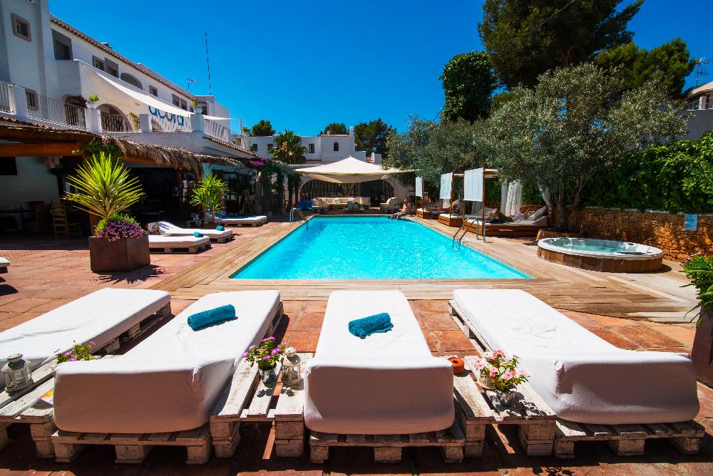 حوض السباحة