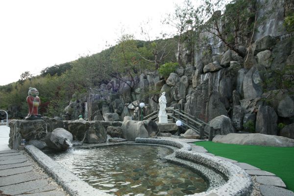 حوض السباحة