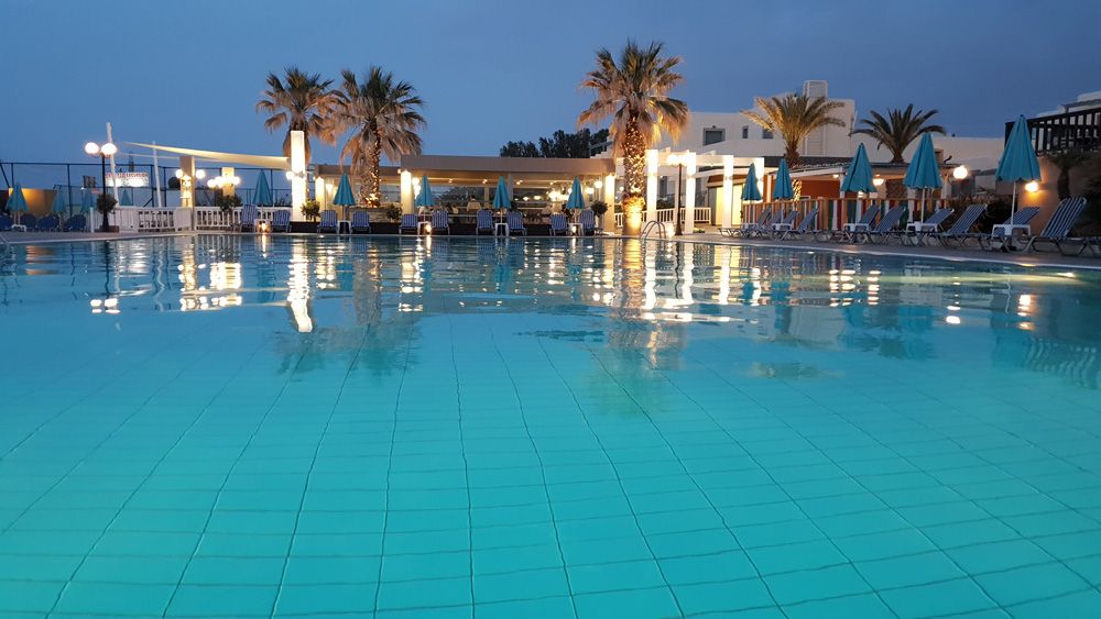 حوض السباحة