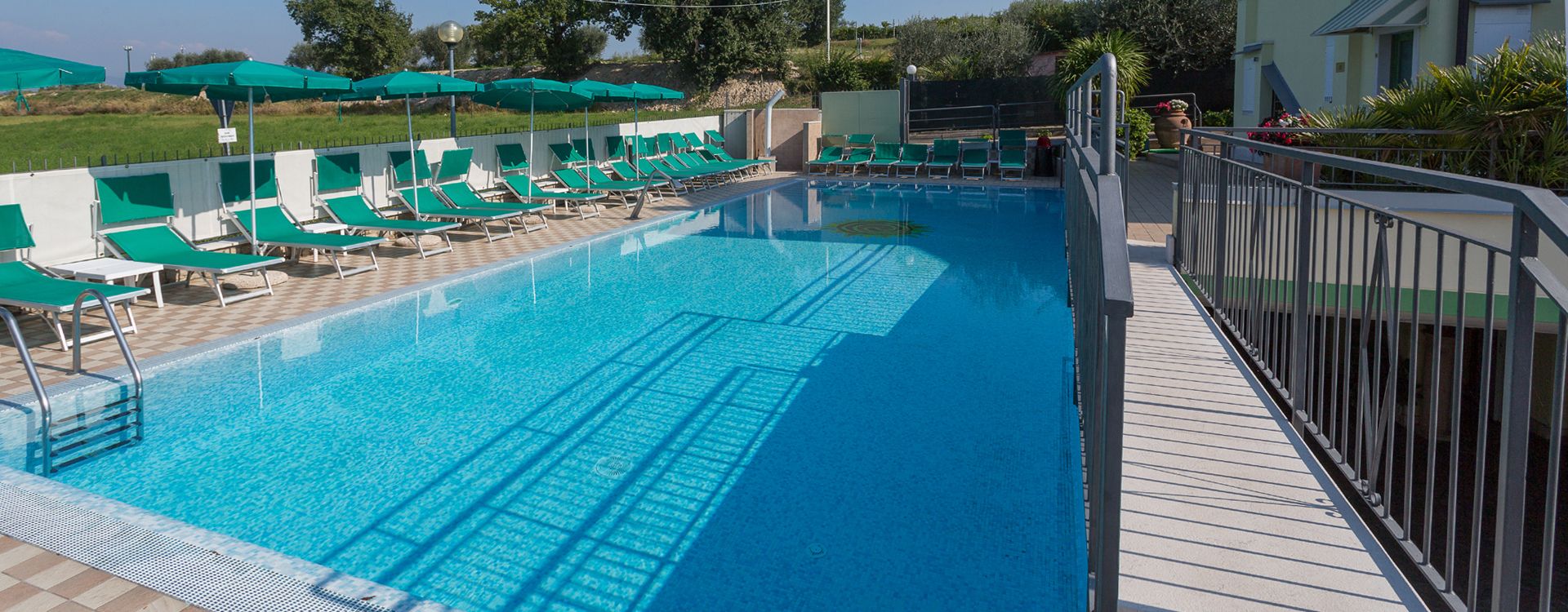 حوض السباحة