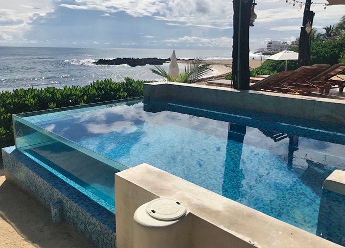 حوض السباحة