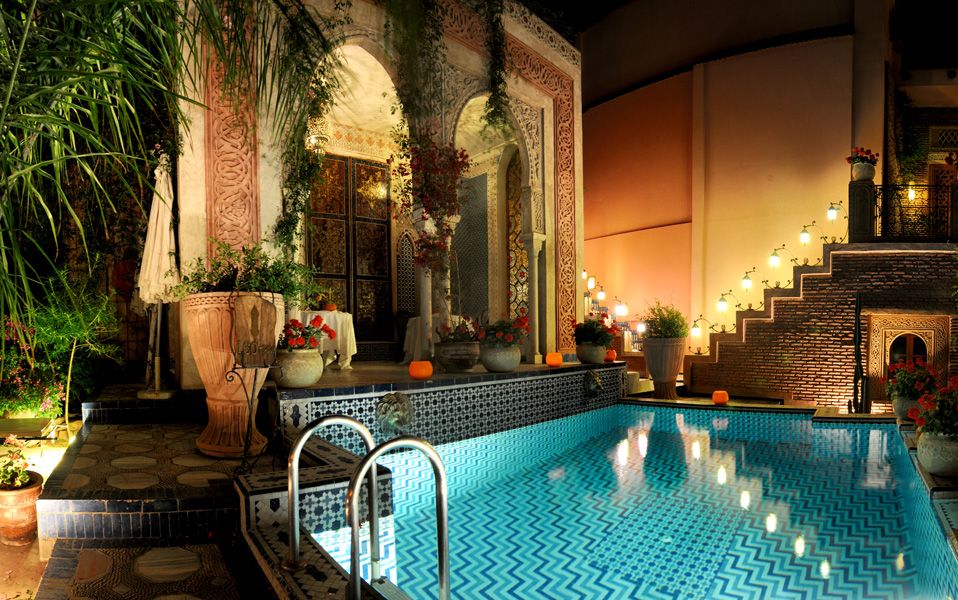 حوض السباحة