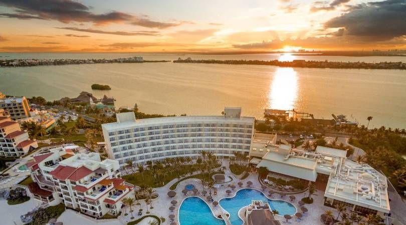 حوض السباحة